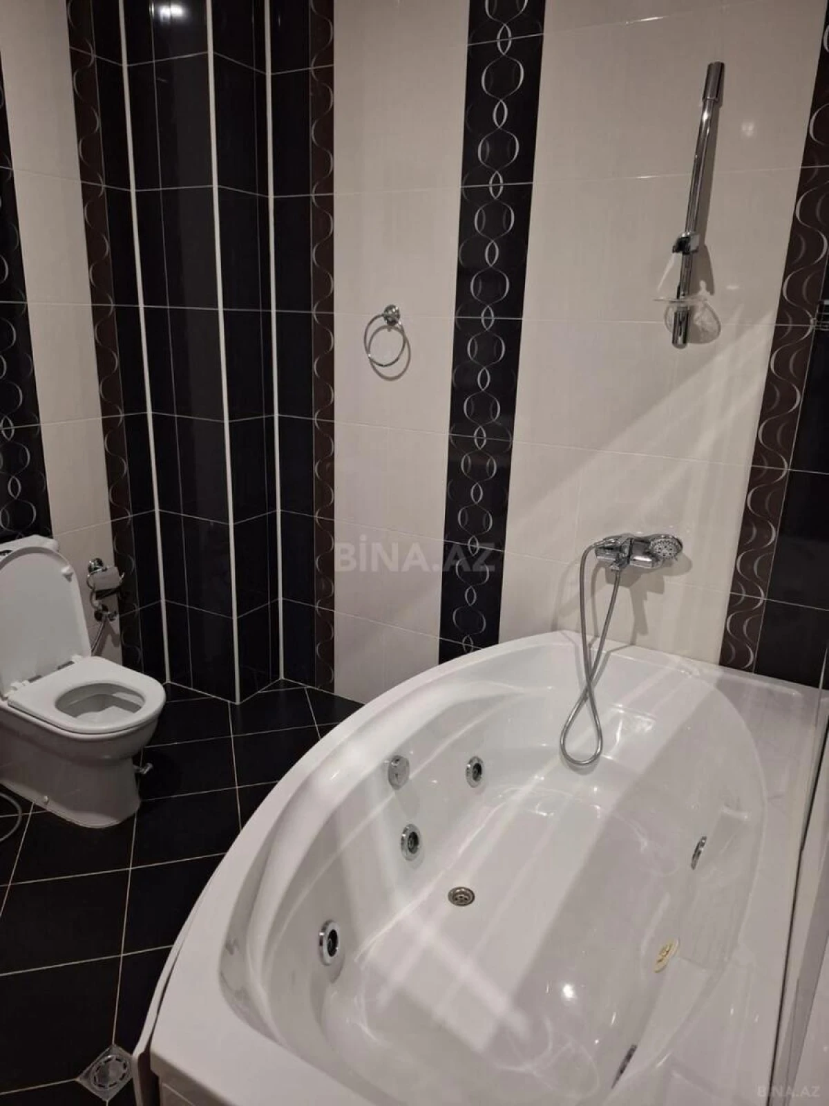 Satılır 8 otaqlı həyət evi 400 m²