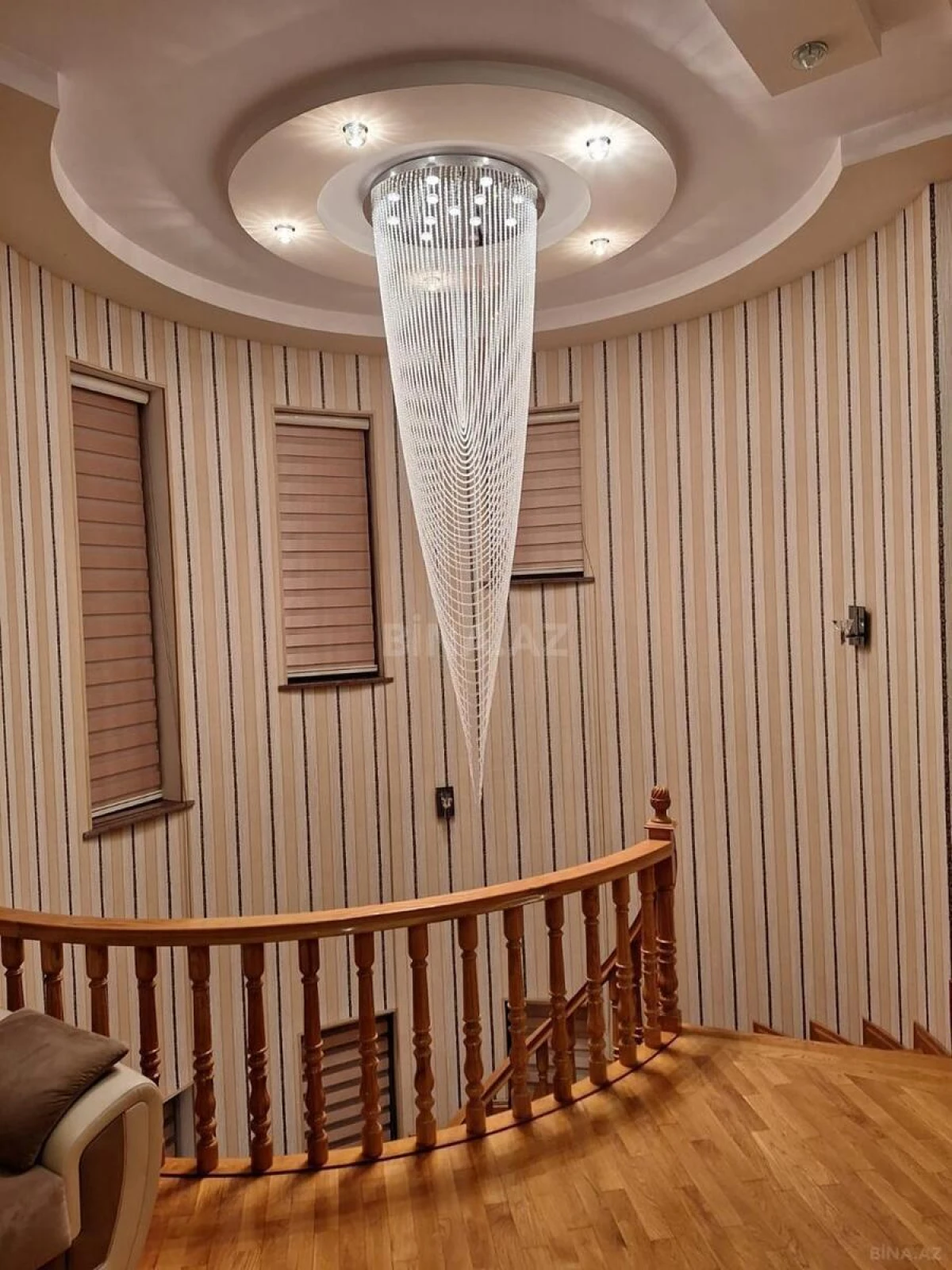 Satılır 8 otaqlı həyət evi 400 m²