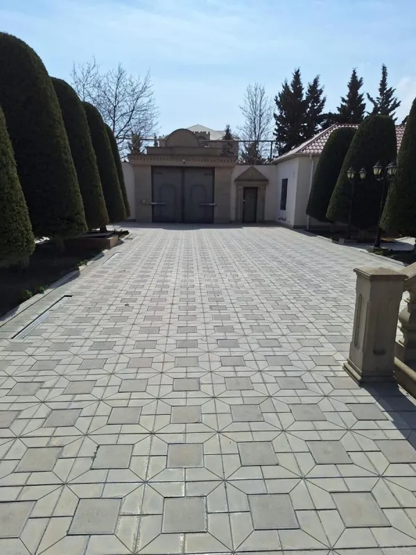 Satılır 8 otaqlı həyət evi 400 m²