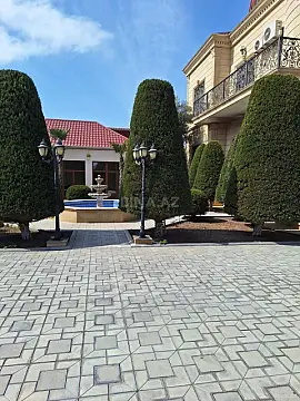 Satılır 8 otaqlı həyət evi 400 m²