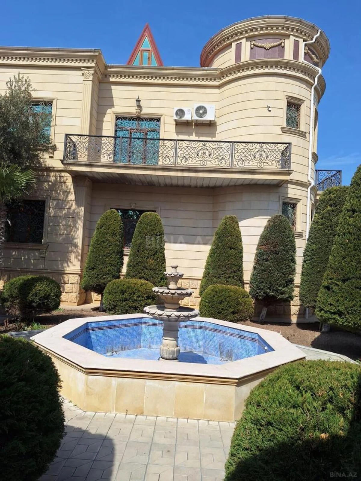 Satılır 8 otaqlı həyət evi 400 m²