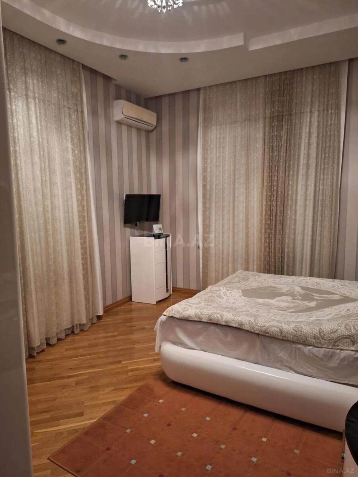 Satılır 8 otaqlı həyət evi 400 m²