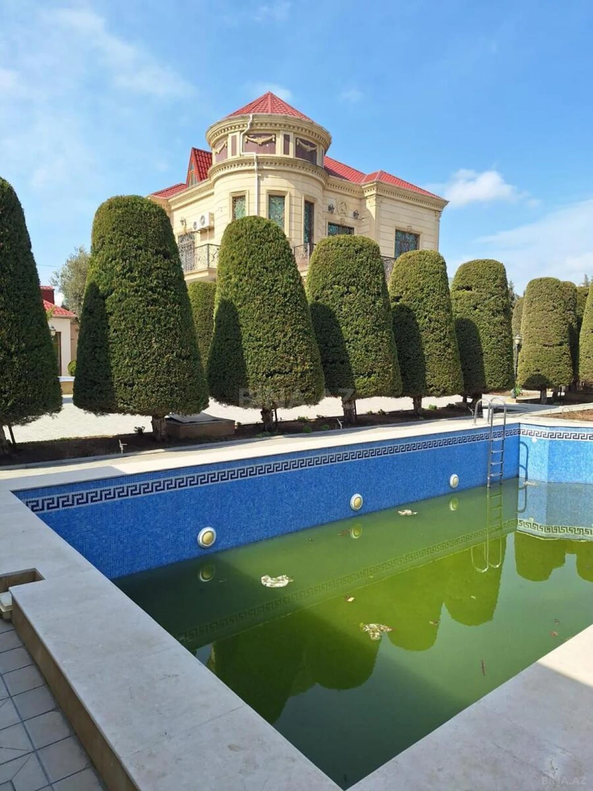 Satılır 8 otaqlı həyət evi 400 m²