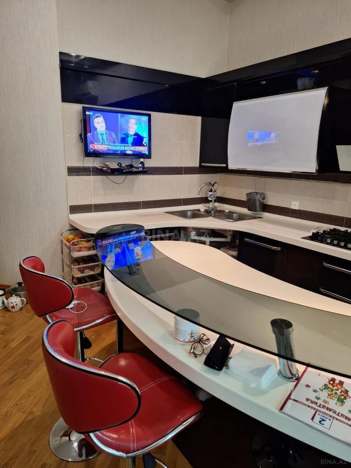 Satılır 8 otaqlı həyət evi 400 m²