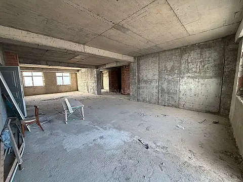 Satılır 4 otaqlı mənzil 185 m²