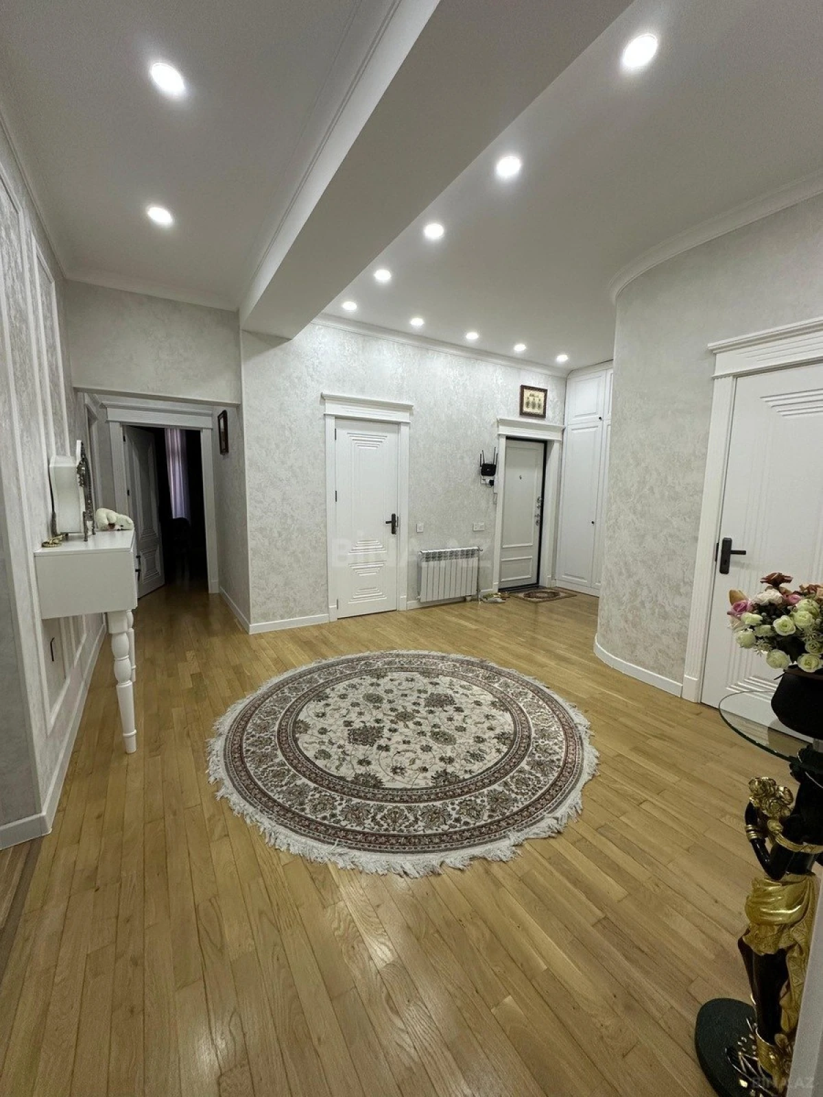 Satılır 3 otaqlı mənzil 137 m²