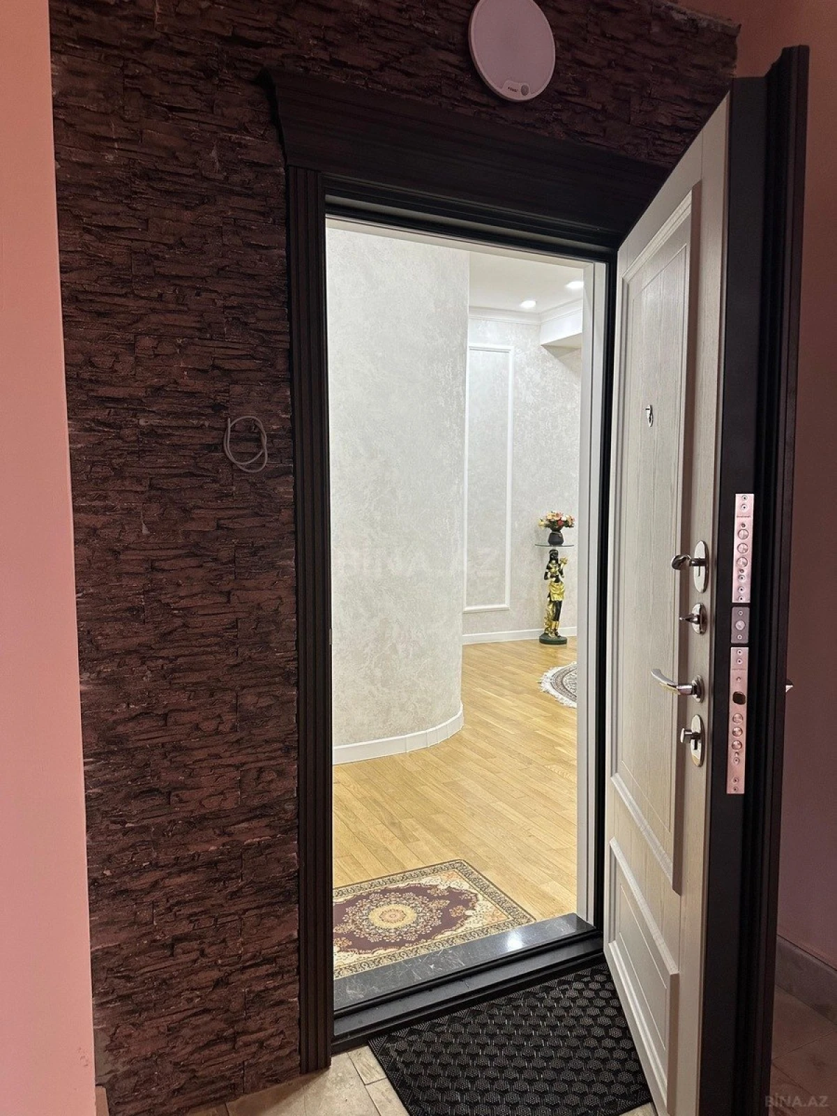 Satılır 3 otaqlı mənzil 137 m²