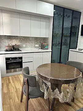 Satılır 3 otaqlı mənzil 137 m²