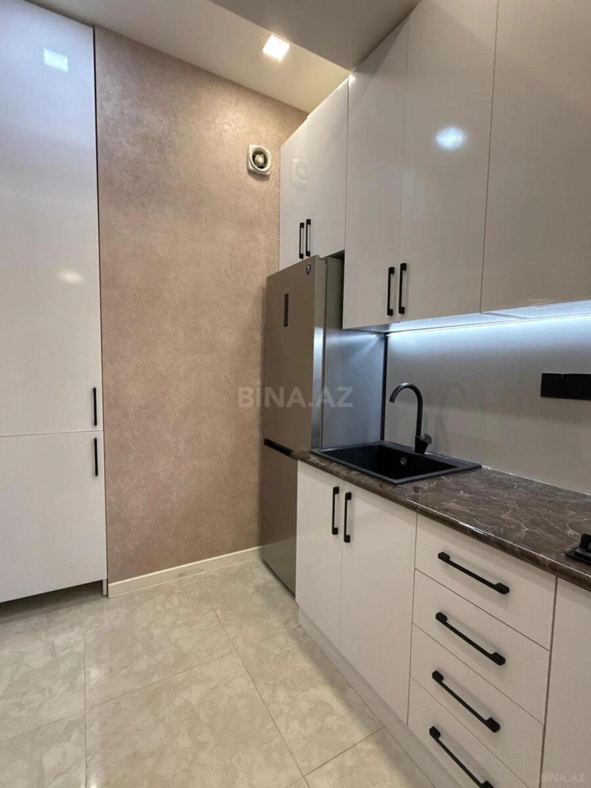Kirayə verilir 2 otaqlı mənzil 66 m²