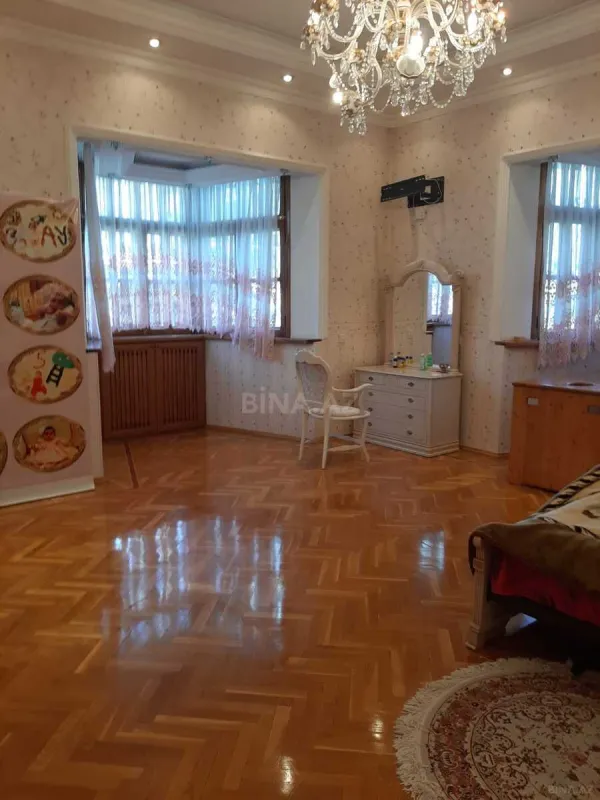 Satılır 7 otaqlı həyət evi 670 m²