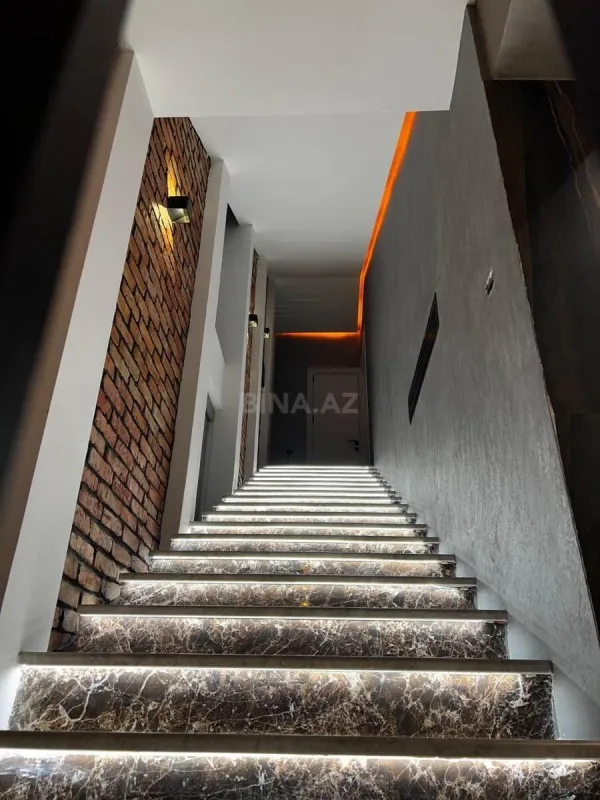 Satılır 7 otaqlı həyət evi 800 m²