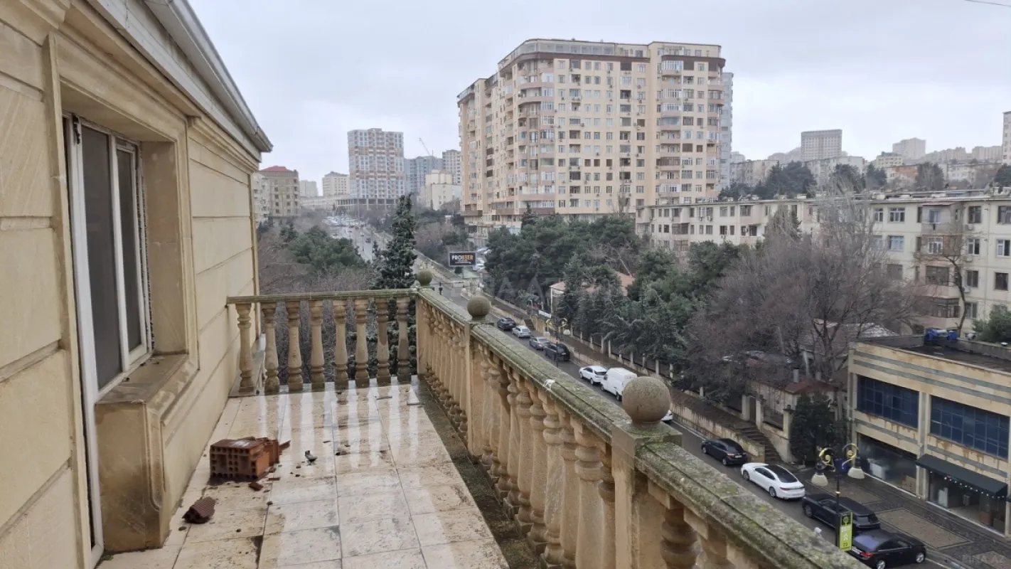 Satılır 7 otaqlı mənzil 408 m²