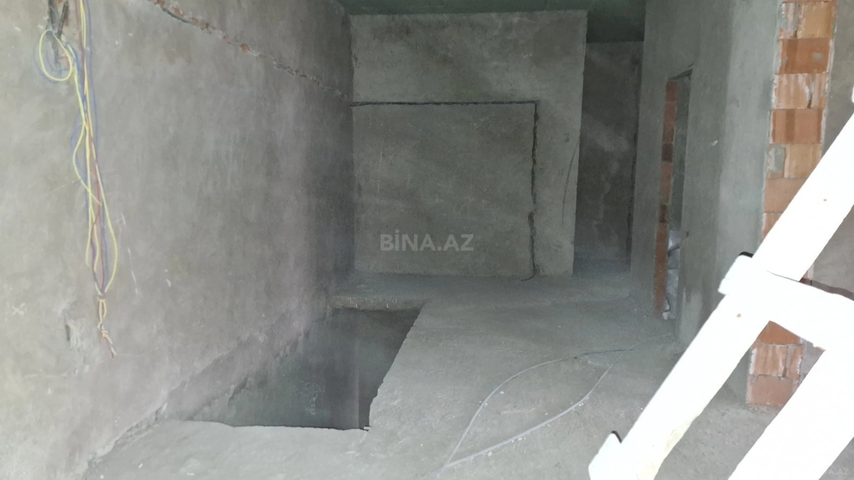Satılır 7 otaqlı mənzil 408 m²