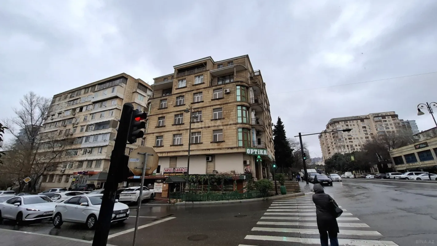 Satılır 7 otaqlı mənzil 408 m²
