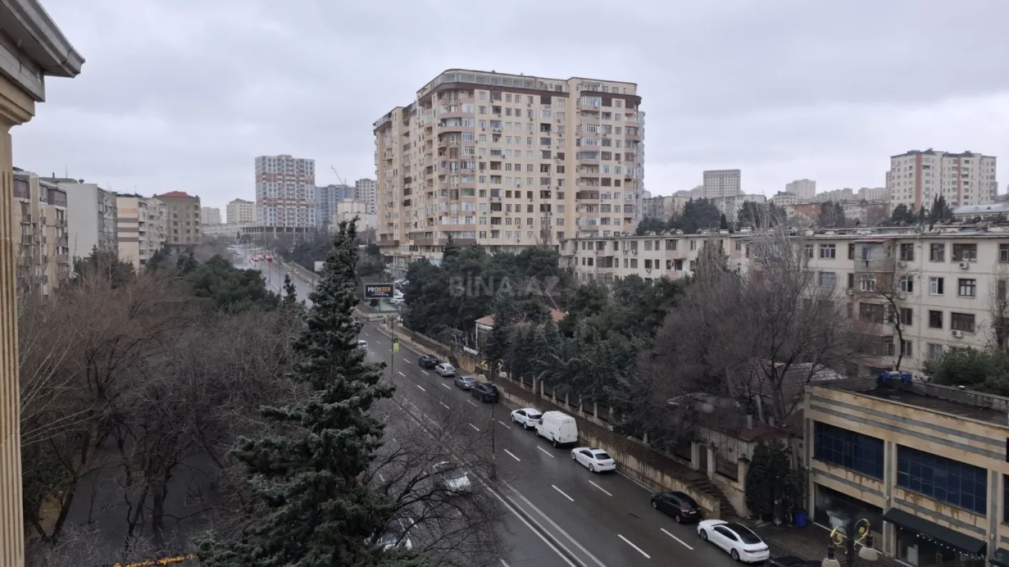 Satılır 7 otaqlı mənzil 408 m²