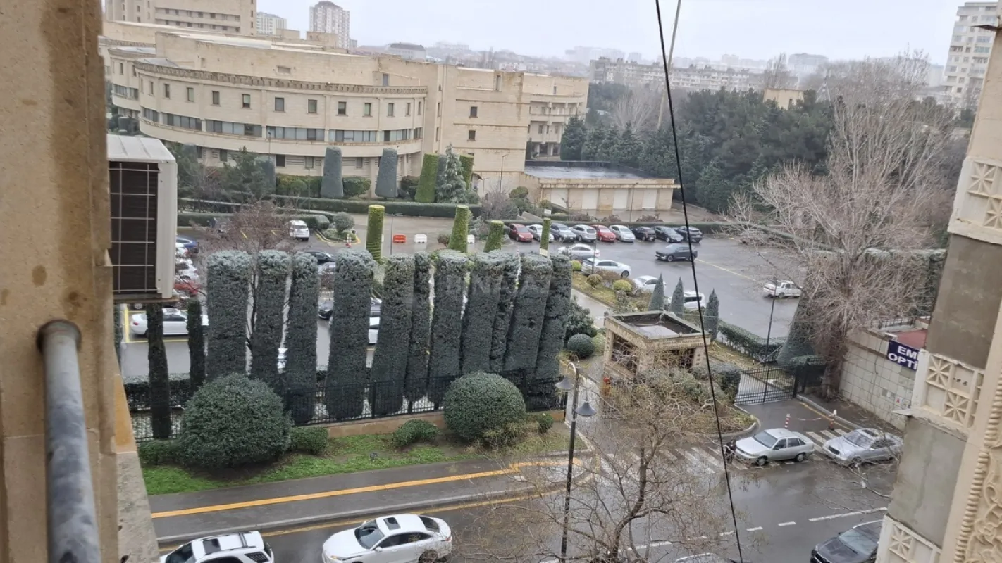 Satılır 7 otaqlı mənzil 408 m²