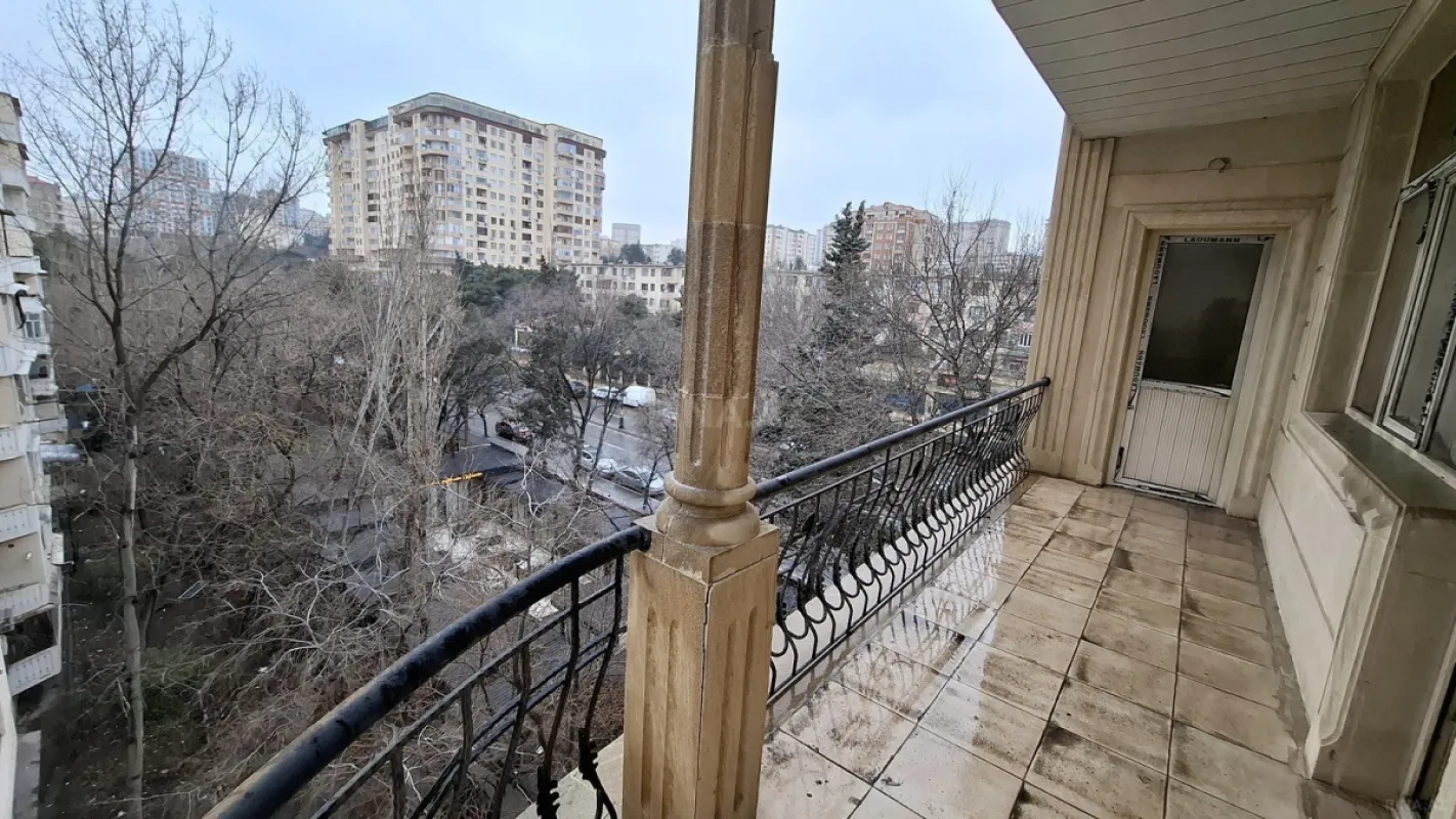 Satılır 7 otaqlı mənzil 408 m²