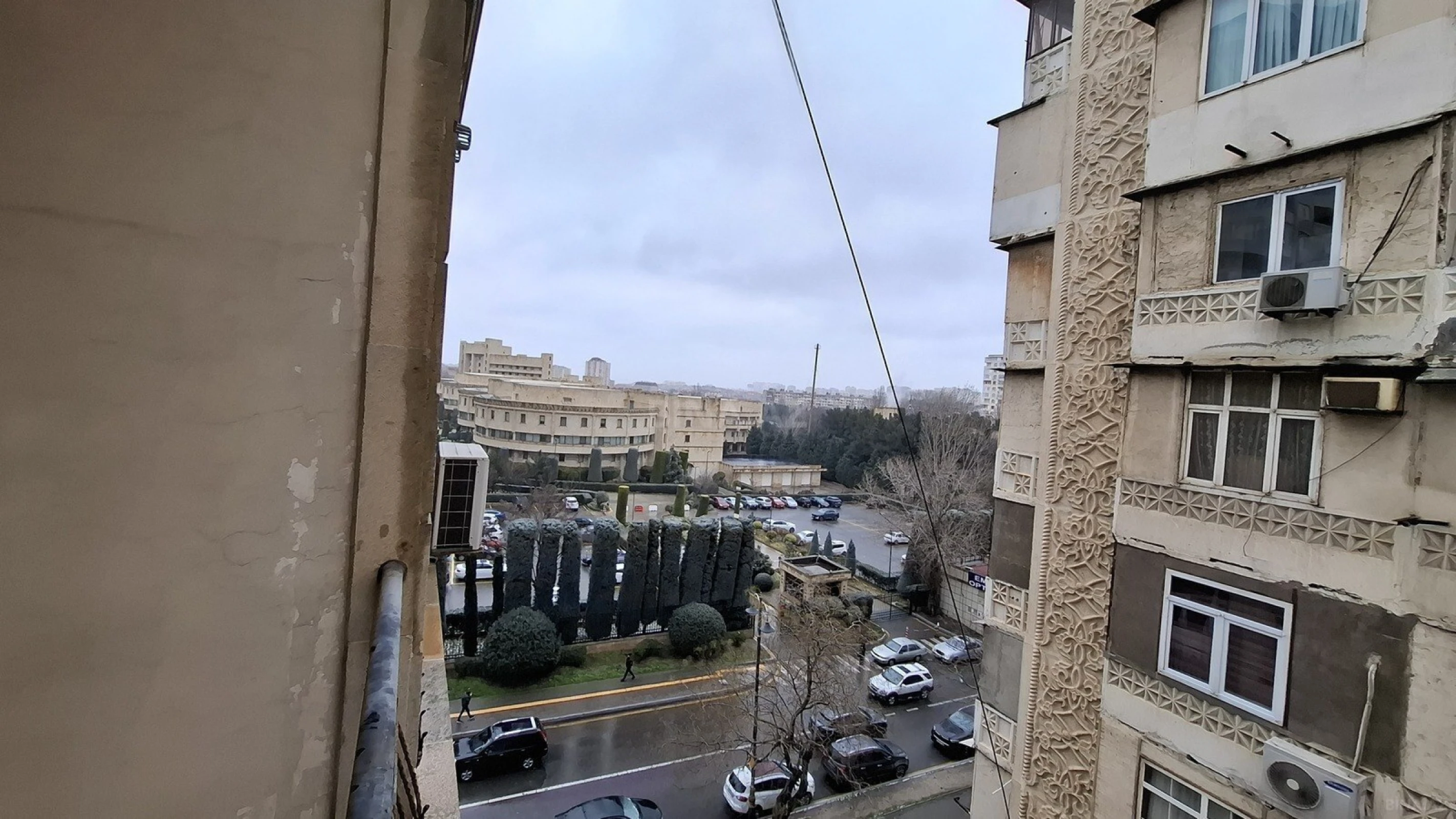 Satılır 7 otaqlı mənzil 408 m²