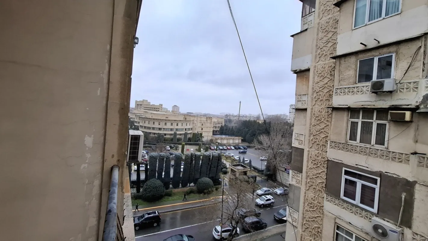 Satılır 7 otaqlı mənzil 408 m²