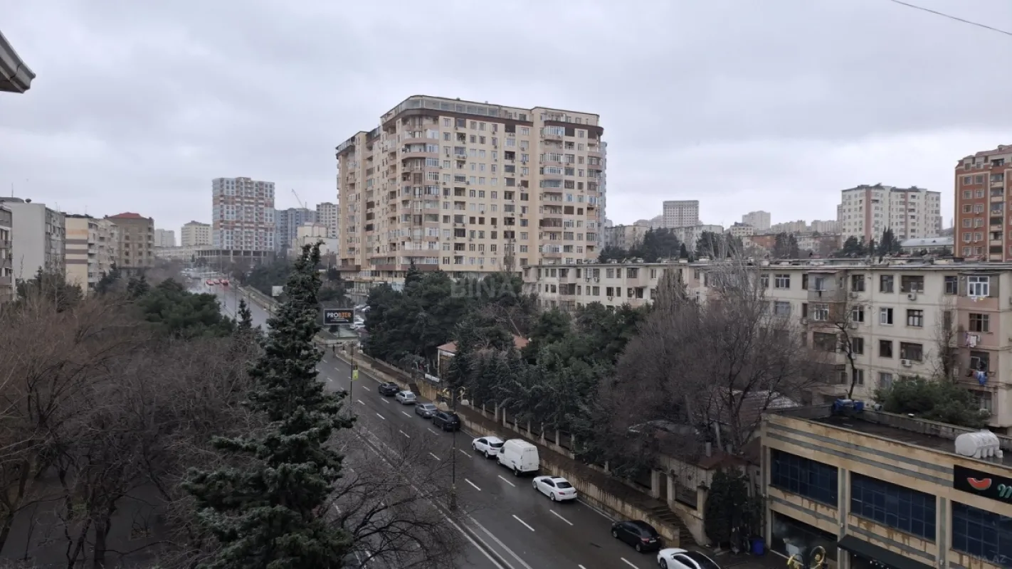 Satılır 7 otaqlı mənzil 408 m²