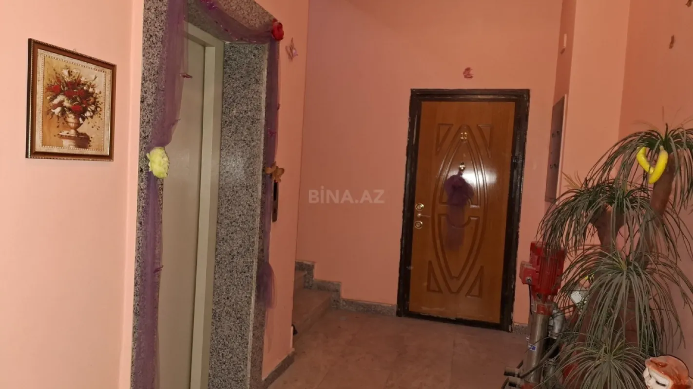 Satılır 7 otaqlı mənzil 408 m²