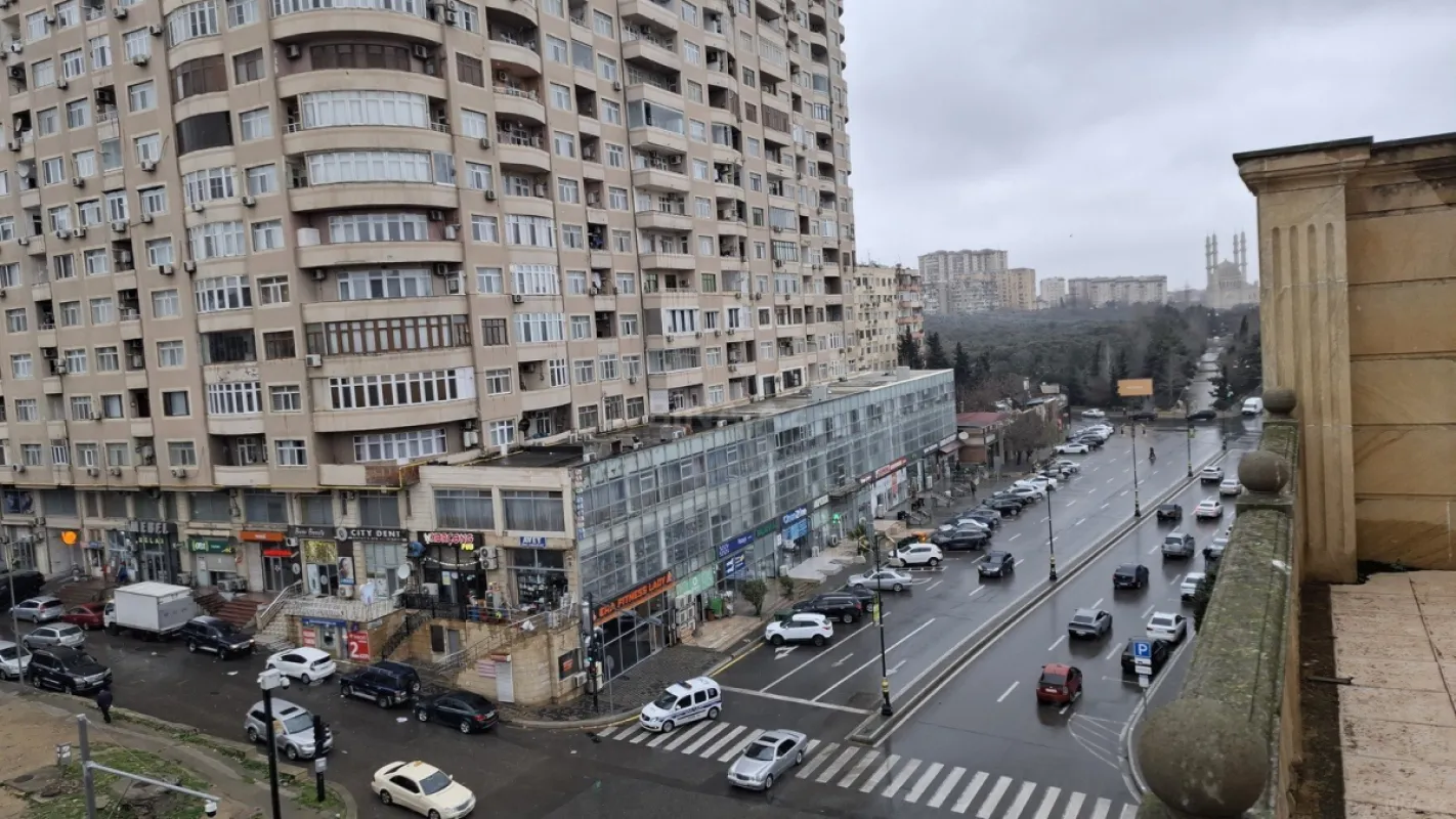 Satılır 7 otaqlı mənzil 408 m²