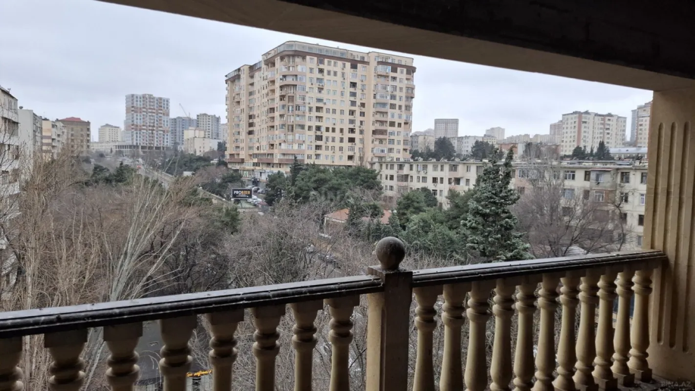 Satılır 7 otaqlı mənzil 408 m²