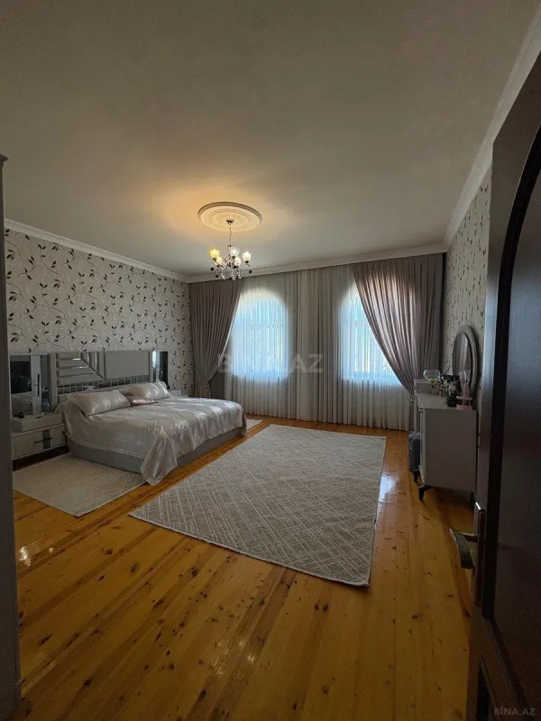 Satılır 8 otaqlı həyət evi 1000 m²