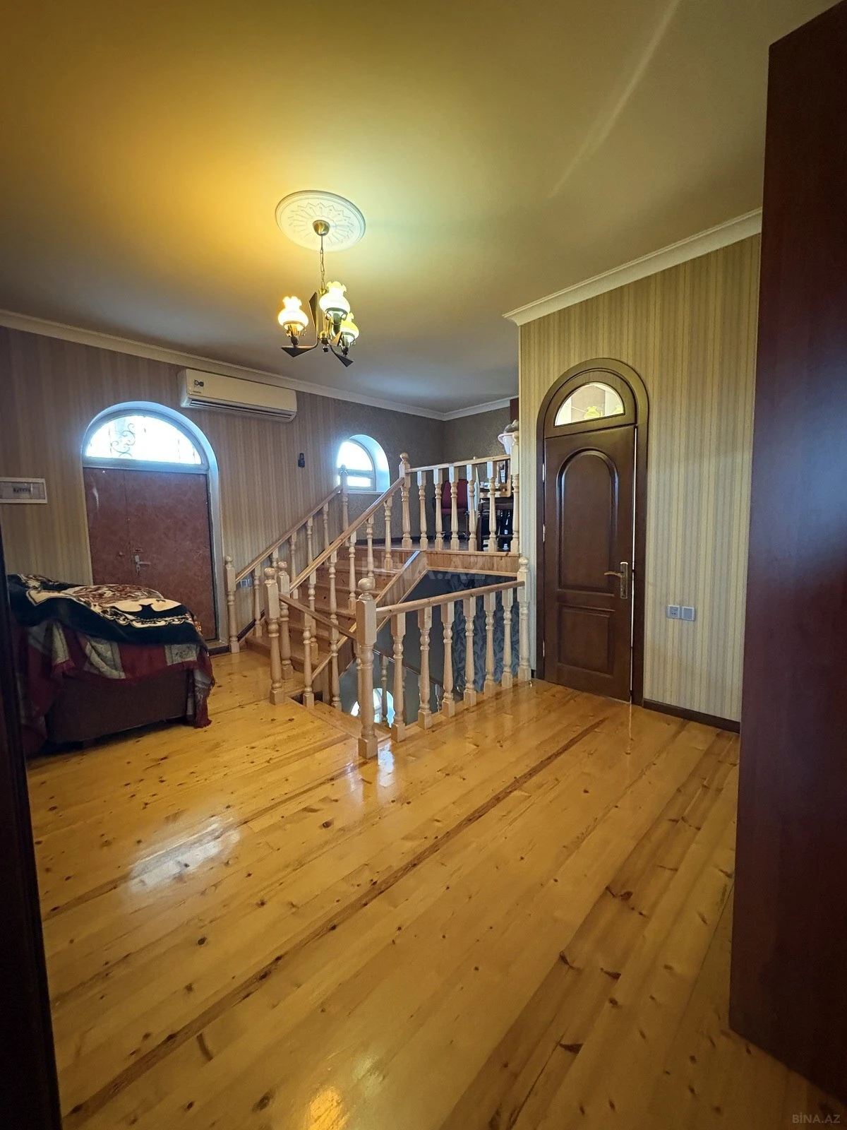 Satılır 8 otaqlı həyət evi 1000 m²