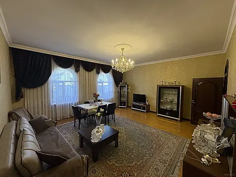 Satılır 8 otaqlı həyət evi 1000 m²