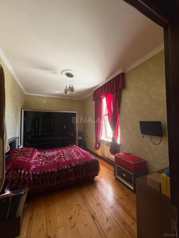 Satılır 8 otaqlı həyət evi 1000 m²