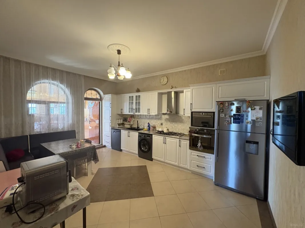 Satılır 8 otaqlı həyət evi 1000 m²