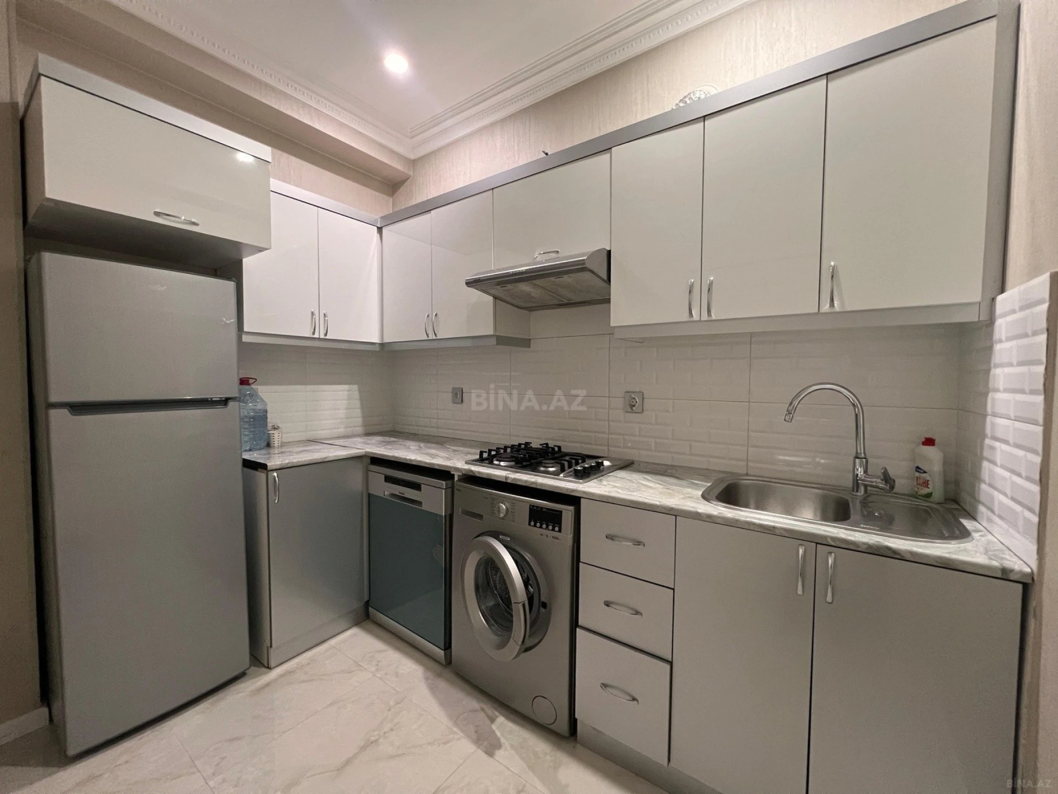 Kirayə verilir 2 otaqlı mənzil 68 m²
