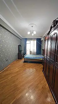Satılır 3 otaqlı mənzil 132 m²
