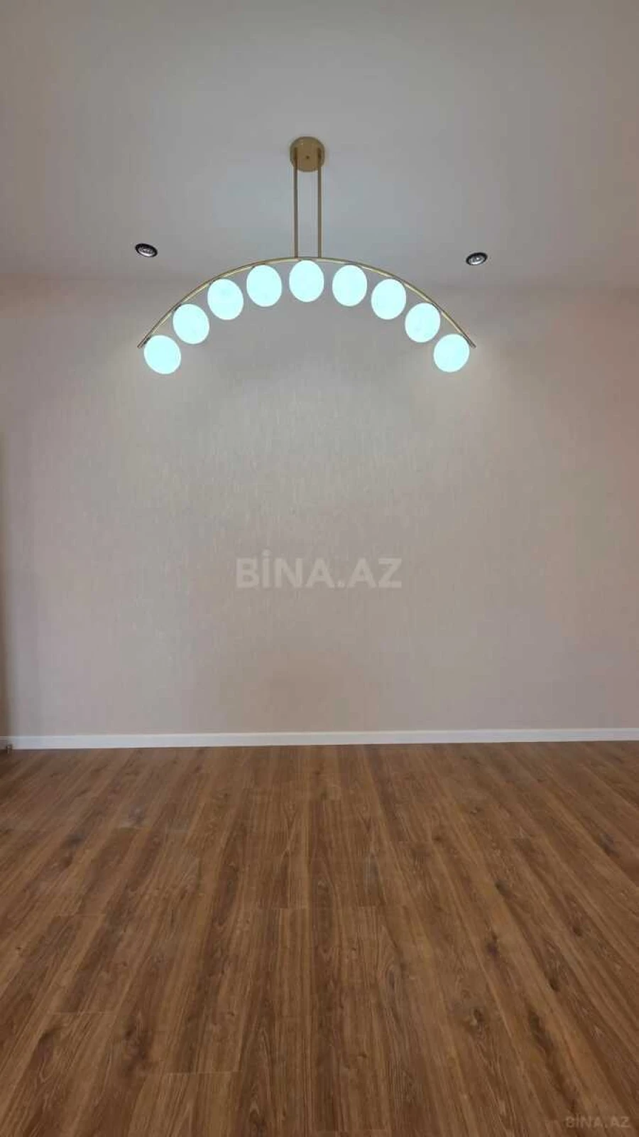 Satılır 3 otaqlı mənzil 143 m²