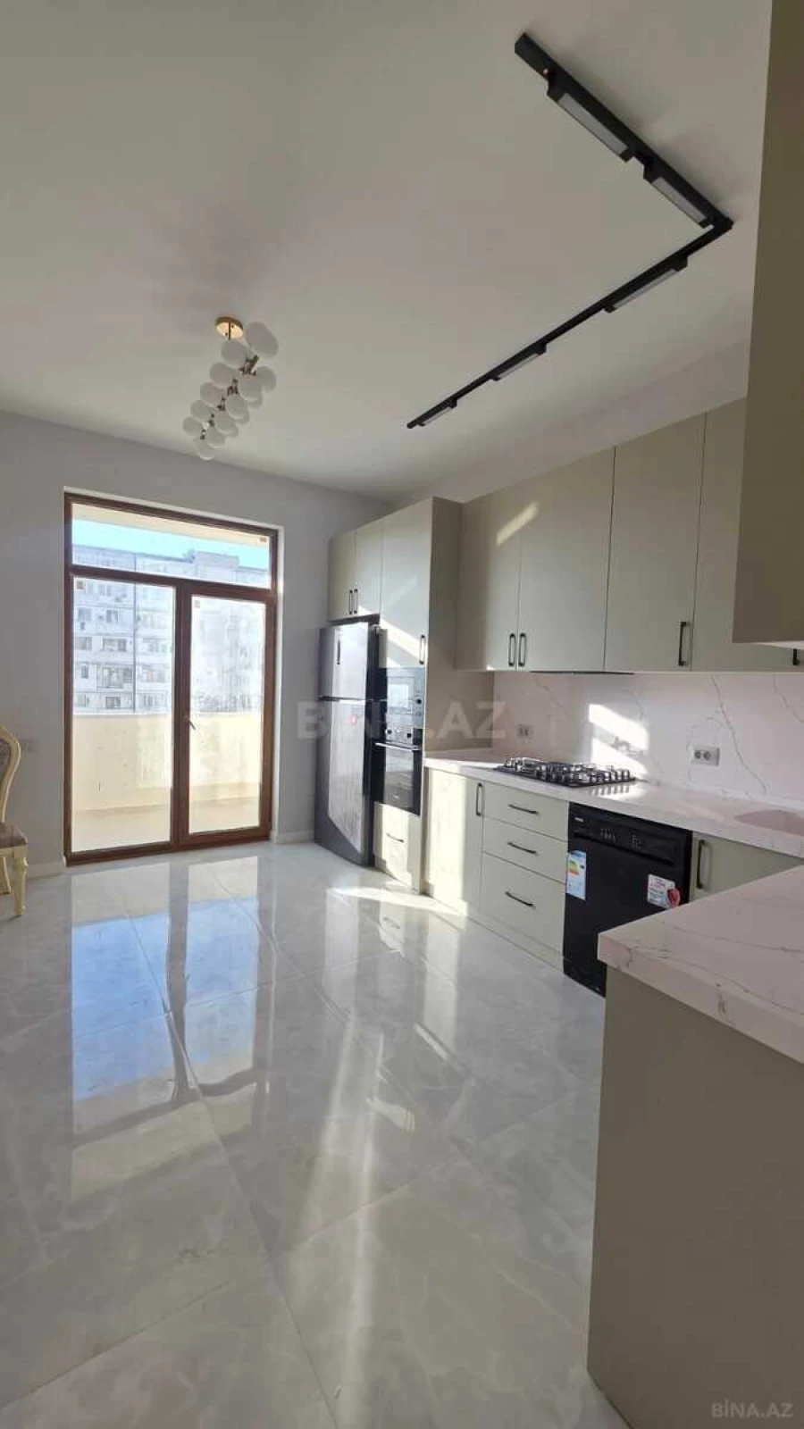 Satılır 3 otaqlı mənzil 143 m²