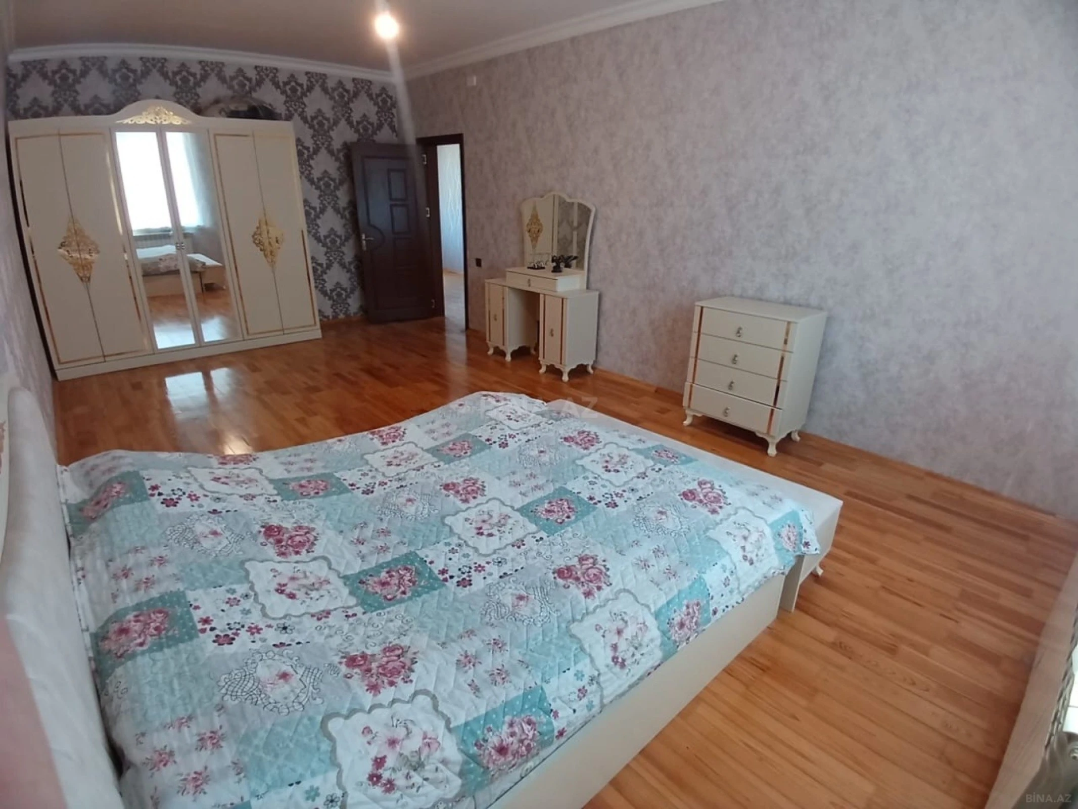 Satılır 5 otaqlı həyət evi 220 m²