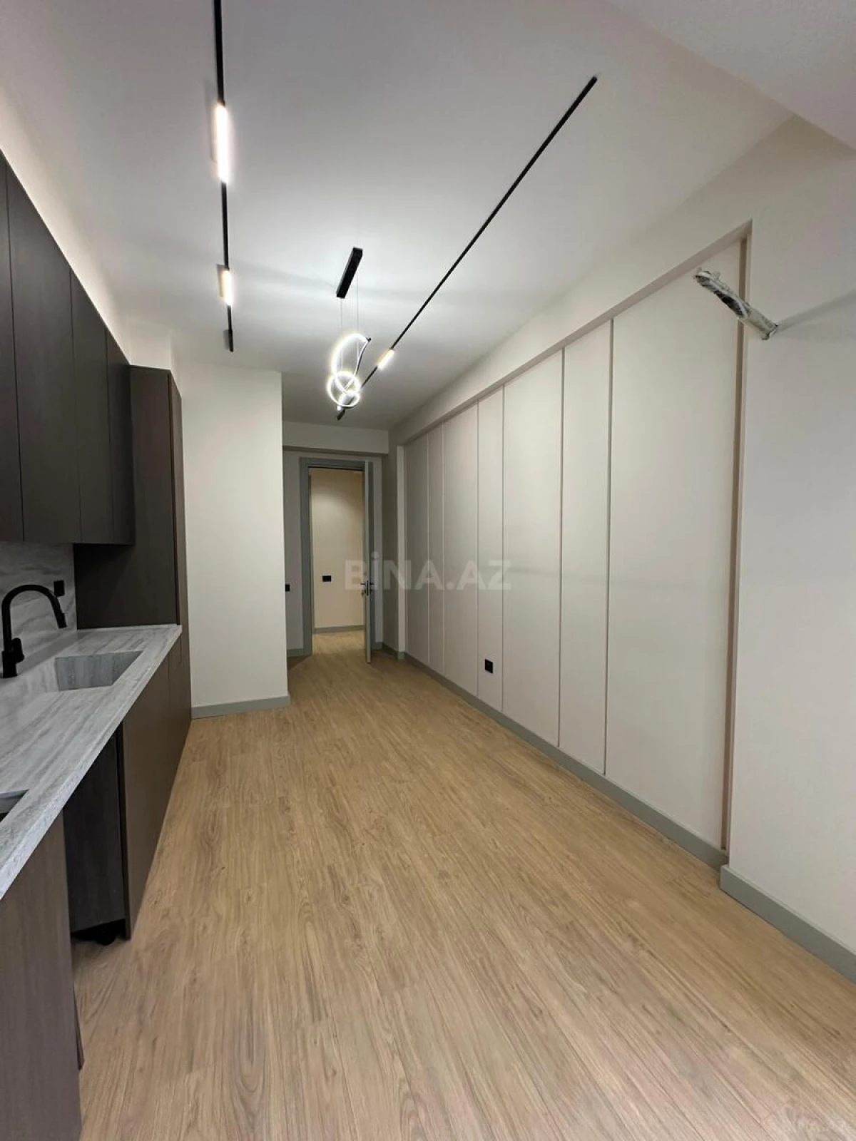 Satılır 3 otaqlı mənzil 139.9 m²
