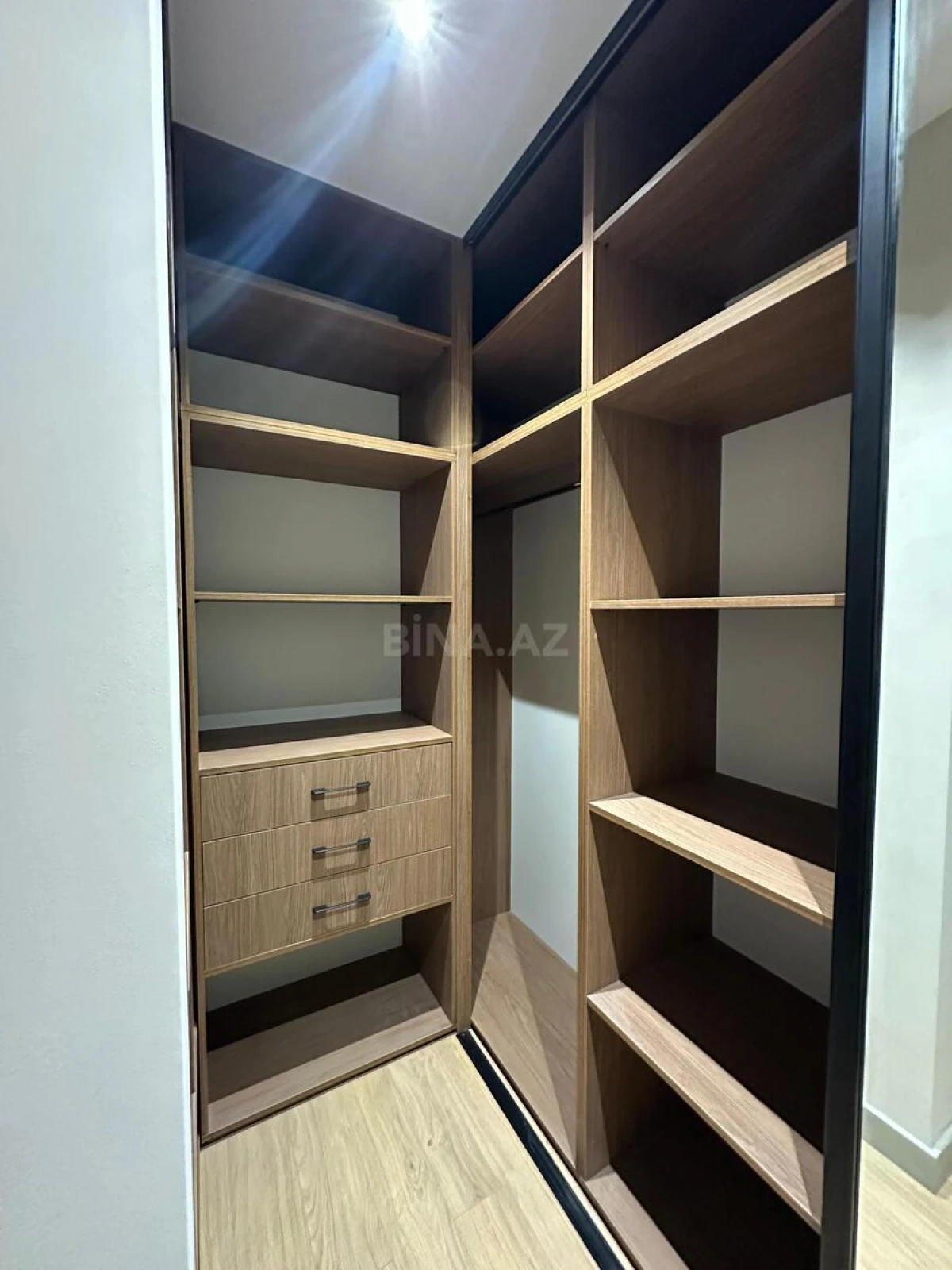 Satılır 3 otaqlı mənzil 139.9 m²