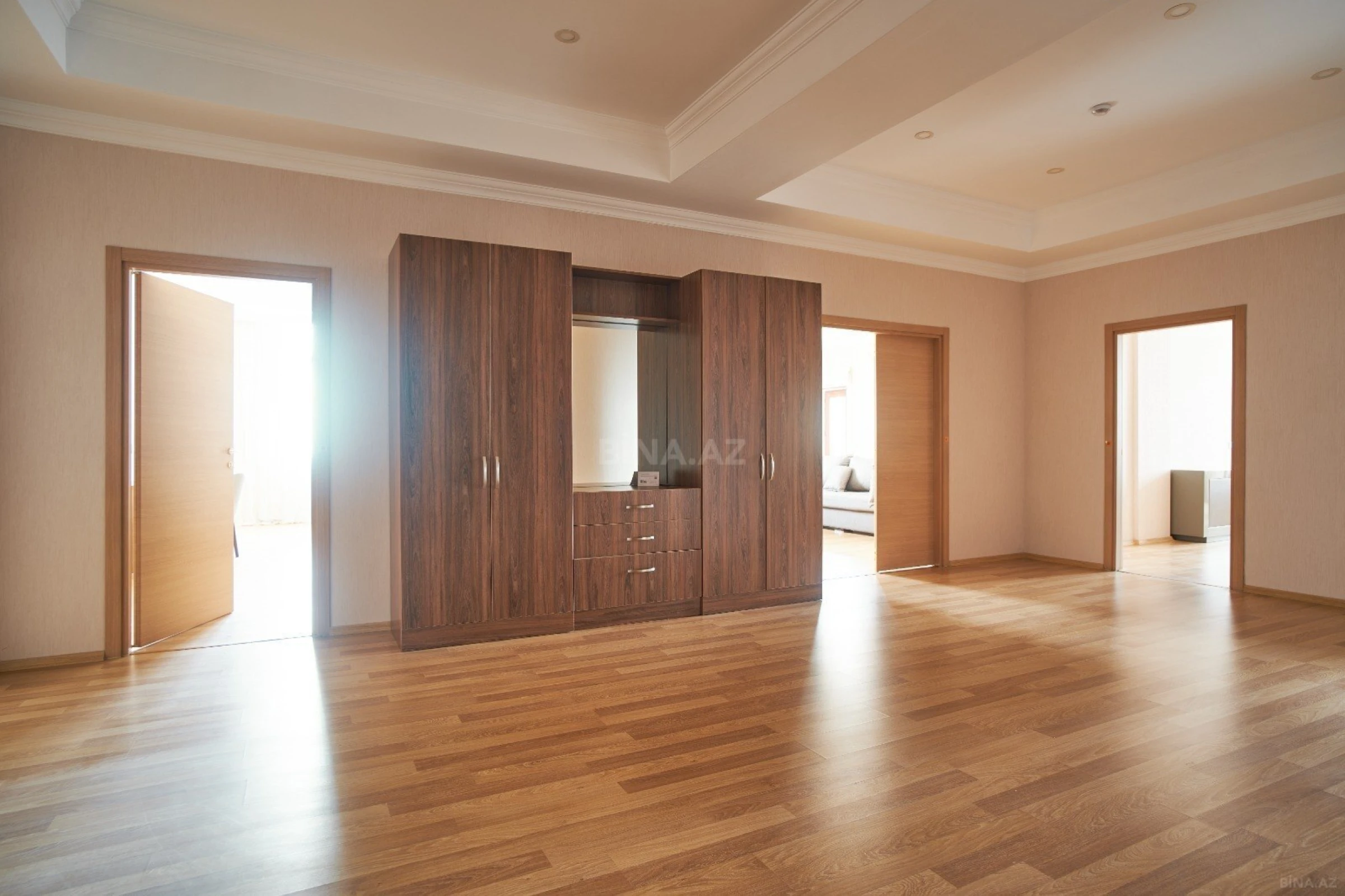 Kirayə verilir 4 otaqlı mənzil 200 m²