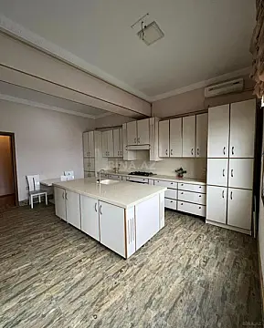 Satılır 5 otaqlı mənzil 225 m²