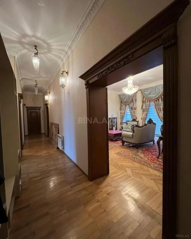 Satılır 5 otaqlı mənzil 225 m²