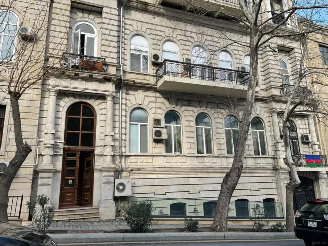 Satılır 5 otaqlı mənzil 225 m²