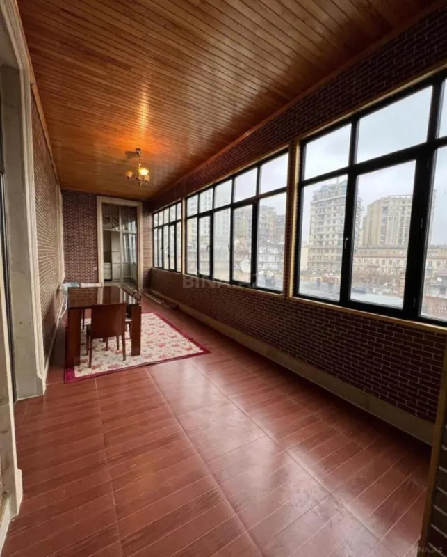 Satılır 5 otaqlı mənzil 225 m²