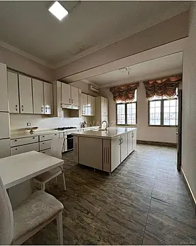 Satılır 5 otaqlı mənzil 225 m²