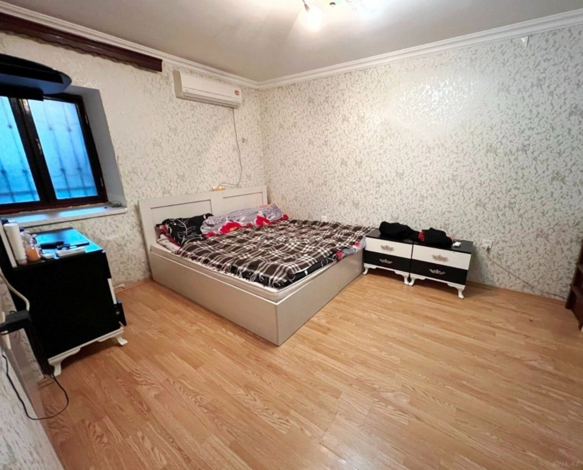 Satılır 9 otaqlı mənzil 210 m²