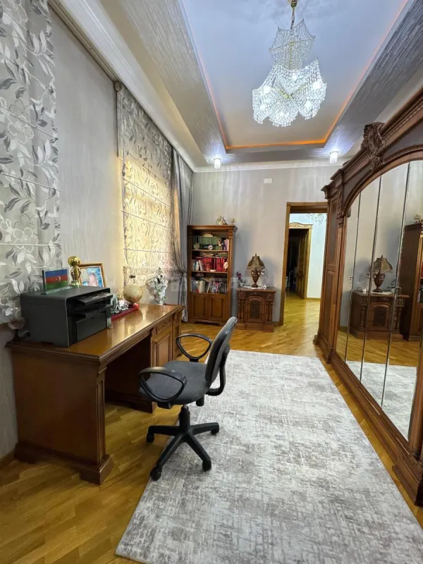 Satılır 9 otaqlı həyət evi 800 m²