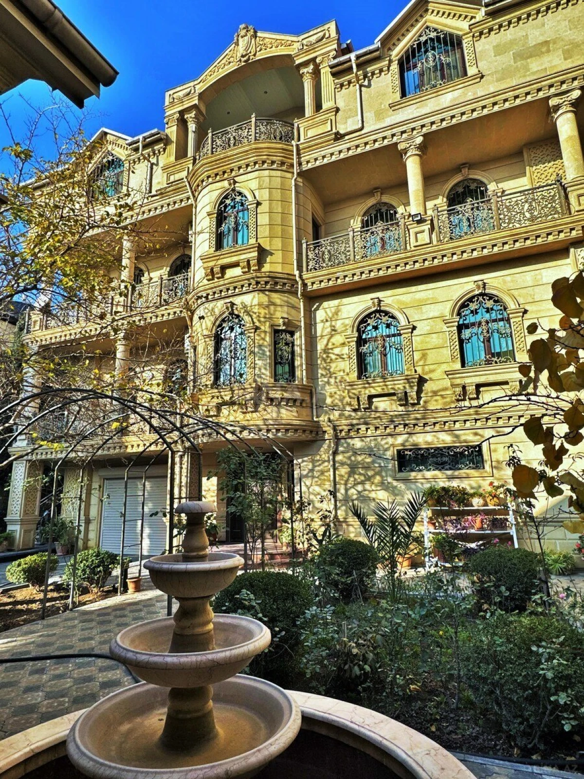 Satılır 9 otaqlı həyət evi 800 m²