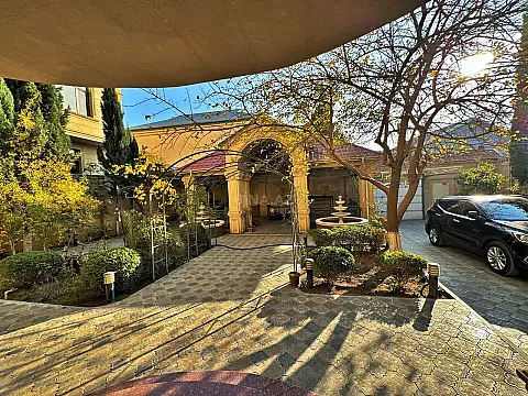 Satılır 9 otaqlı həyət evi 800 m²
