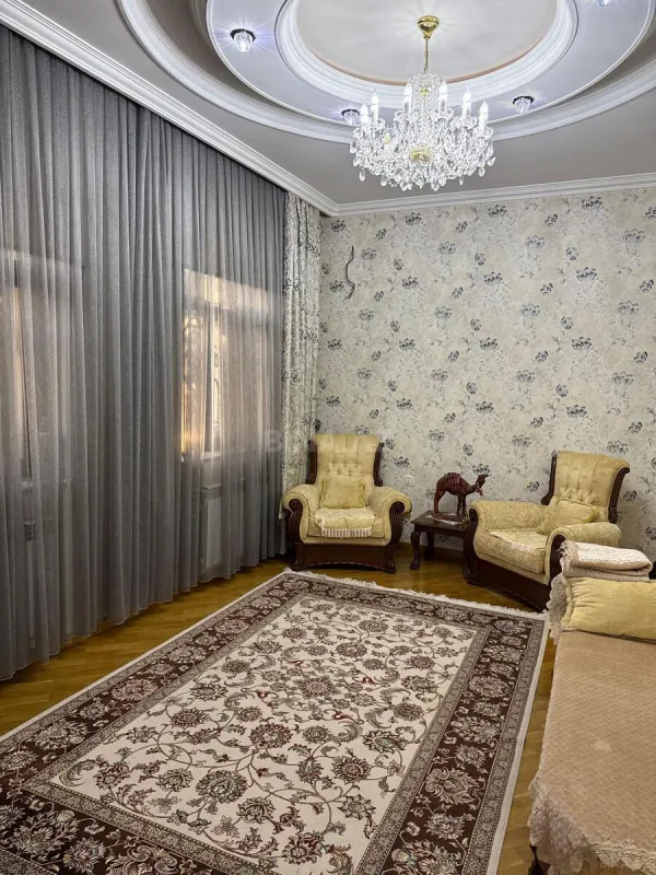 Satılır 9 otaqlı həyət evi 800 m²
